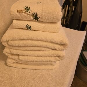 Palm Tree Embroidered White Towel Set